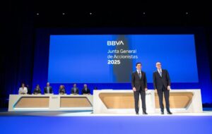 El presidente de BBVA, Carlos Torres Vila (i), y el CEO de BBVA, Onur Genç (d), durante la junta general de accionistas de BBVA, en el Palacio Euskalduna, a 21 de marzo de 2025, en Bilbao, Vizcaya, País Vasco (España) (Foto: David de Haro - Europa Press)