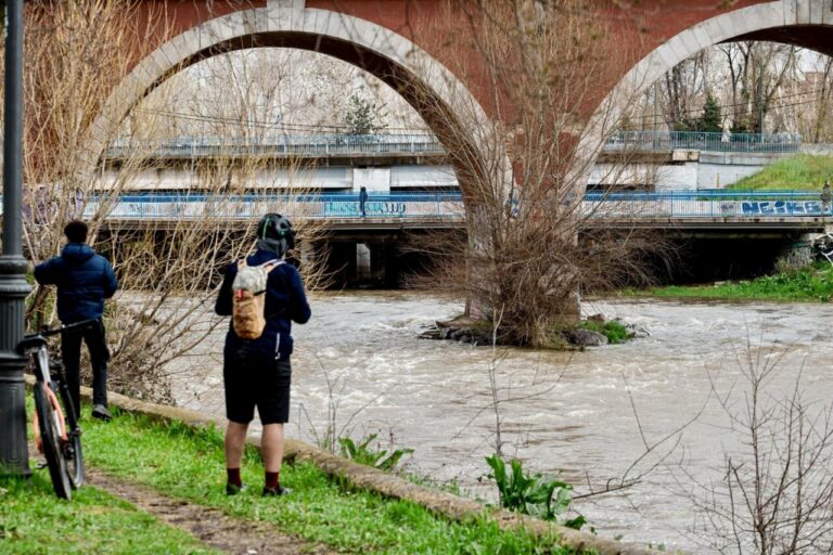 Dos personas observan el río Manzanares a su paso por el puente de los Franceses, a 21 de marzo de 2025, en Madrid (España). El alcalde de Madrid, José Luis Martínez-Almeida, ha asegurado que la ciudad se encuentra en situación de "estabilidad" tras las i - Carlos Luján - Europa Press