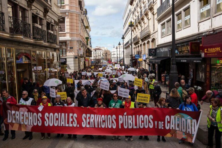 Varias personas con una pancarta durante una manifestación en defensa de los servicios públicos, a 23 de marzo de 2025, en Madrid (España). La manifestación está convocada bajo el lema ‘Sevicios 100% Públicos de Gestión Directa’ (Foto: Matias Chiofalo - Europa Press)