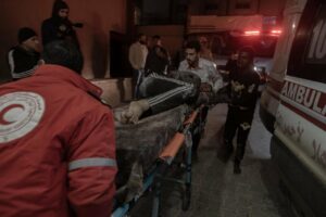 Heridos por un bombardeo israelíe en el Hospital Nasser de Jan Yunis, en el sur de la Franja de Gaza (Foto: Europa Press/Contacto/Saher Alghorra)
