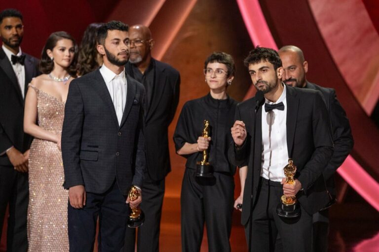 Rachel Szor, Basel Adra, Yuval Abraham y Hamdan Ballal recogen el Oscar al largometraje documental de la edición de 2025 (Foto: Ampas - dpa)
