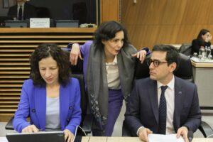 Desde la izquierda, la vicepresidenta de Empleo, Roxana Mînzatu, la comisaria de Igualdad y Gestión de Crisis, Hadja Lahbib, y el vicepresidente de Estrategia Industrial, Stéphane Séjourné (Foto: Nicolas Landemard)