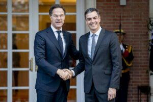 Archivo - El presidente del Gobierno, Pedro Sánchez (d), recibe al secretario general de la OTAN, Mark Rutte (i), en el Complejo de la Moncloa, a 27 de enero de 2025, en Madrid (España). - A. Pérez Meca - Europa Press - Archivo