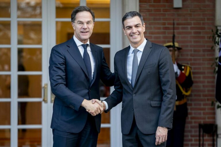 Archivo - El presidente del Gobierno, Pedro Sánchez (d), recibe al secretario general de la OTAN, Mark Rutte (i), en el Complejo de la Moncloa, a 27 de enero de 2025, en Madrid (España). - A. Pérez Meca - Europa Press - Archivo