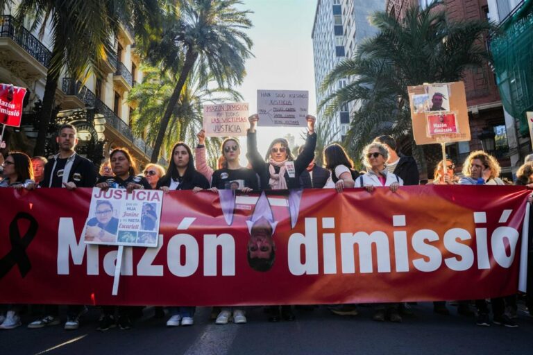 Una nueva manifestación, la sexta desde el 29 de octubre, recorre las calles de València para pedir la dimisión de Carlos Mazón como 'president' de la Generalitat / Foto: Jorge Gil / Europa Press