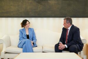 La presidenta de la Comunidad de Madrid, Isabel Díaz Ayuso, recibiendo en la Real Casa de Correos, sede del Ejecutivo autonómico, al alcalde de Parla, Ramón Jurado (Foto: Comunidad de Madrid)