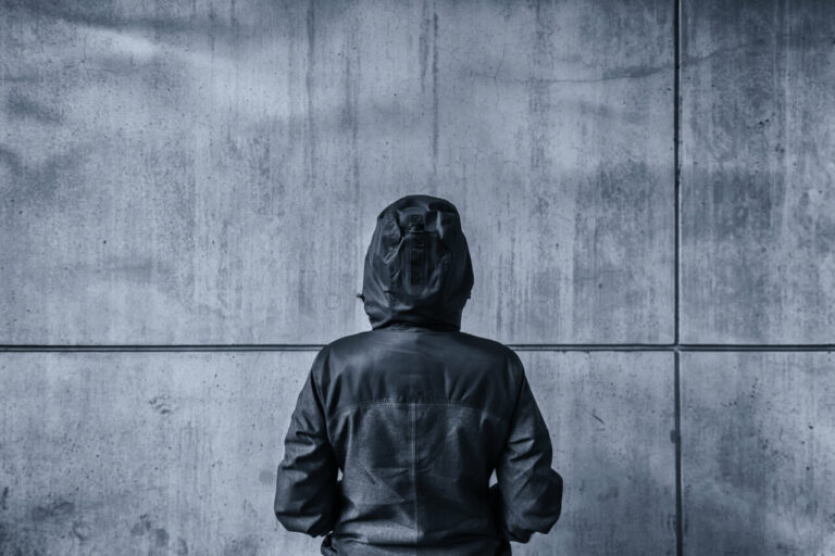 Joven ante un muro