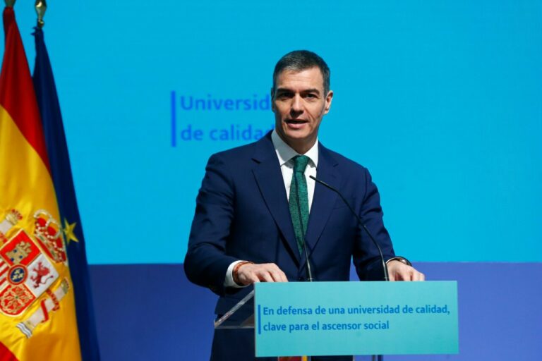 El presidente del Gobierno, Pedro Sánchez, en el acto 'En defensa de una universidad de calidad, clave para el ascensor social', en la sede de Escuelas Pías de la UNED. (Foto: Pool Moncloa/José Manuel Álvarez)