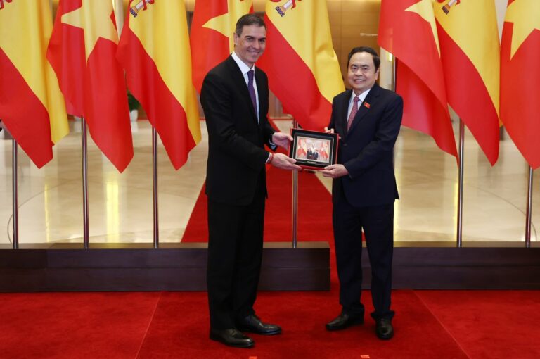Pedro Sánchez junto al primer ministro de Vietnam, Pham Minh Chinh, en Hanoi (Foto: Pool Moncloa/ Fernando Calvo)