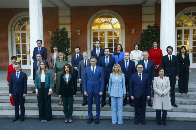Foto de familia del Gobierno tras la última renovación en noviembre de 2024 | Foto de Pool Moncloa/José Manuel Álvarez