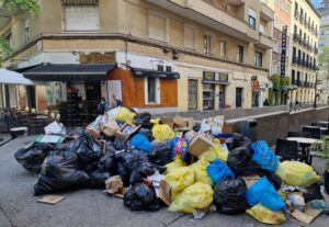 Acumulación de basura cerca del Museo Reina Sofía, en Madrid. (Foto: CCOO)