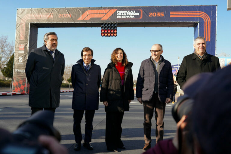 La presidenta de la Comunidad de Madrid, Isabel Díaz Ayuso, y el alcalde de la capital, José Luis Martínez Almeida, en el acto de presentación del GP de la F1 de Madrid. (Foto: Comunidad de Madrid)