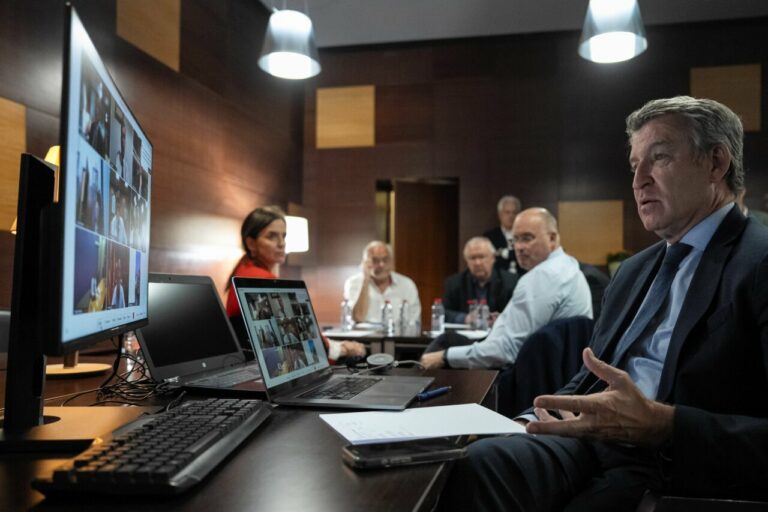 El líder del PP, Alberto Núñez Feijóo, en una reunión presidentes autonómicos del partido. (Foto: PP)