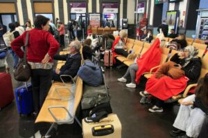 arios pasajeros aguardan durante la mañana de este martes en la estación de Alicante donde Cruz Roja Comunitat Valenciana ha instalado puntos de atención en para ofrecer respuesta básica a las personas que lo necesiten tras el apagón eléctrico de este lunes. EFE/MORELL