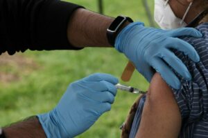 Un hombre recibe una vacuna contra la covid-19 durante una campaña para vacunación de residentes en el Distrito de Columbia, en 2021 / EFE | Lenin Nolly