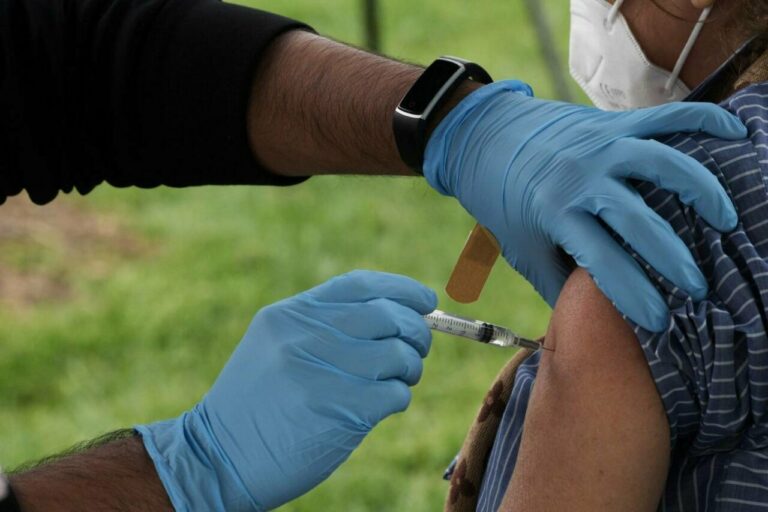 Un hombre recibe una vacuna contra la covid-19 durante una campaña para vacunación de residentes en el Distrito de Columbia, en 2021 / EFE | Lenin Nolly
