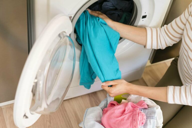 El lavado de ropa hecha con textiles sintéticos libera microplásticos que llegan al mar y a los suelos. / Freepik