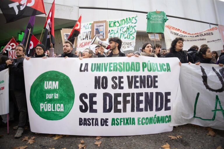 Varias personas durante una manifestación de estudiantes frente a la Asamblea de Madrid (Foto: Eduardo Parra - Europa Press)