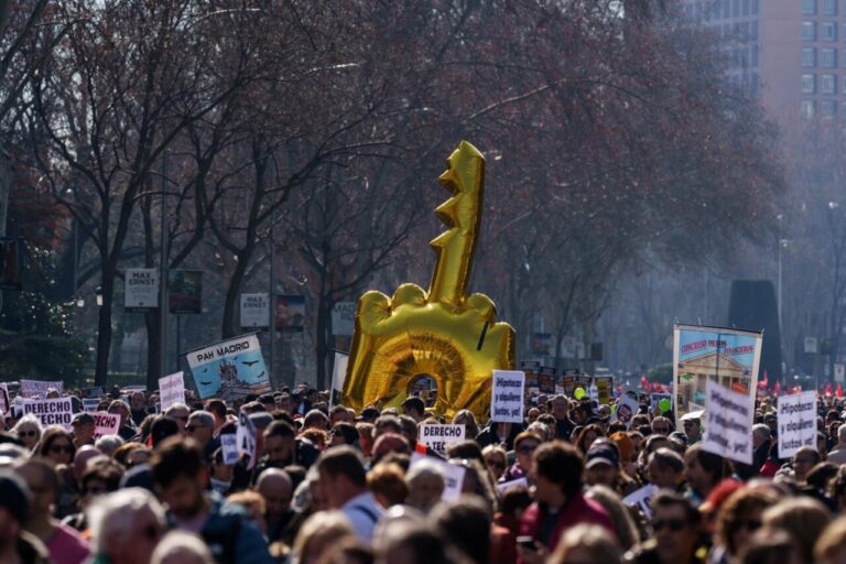 Cientos de personas durante una manifestación por una vivienda digna (Foto: Matias Chiofalo - Europa Press)