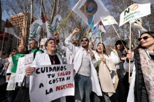 Decenas de personas durante una concentración de los sindicatos médicos frente al Ministerio de Sanidad (Foto: Diego Radamés - Europa Press)