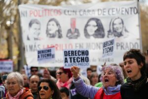Varias personas durante una manifestación por la vivienda (Foto: Mateo Lanzuela - Europa Press)