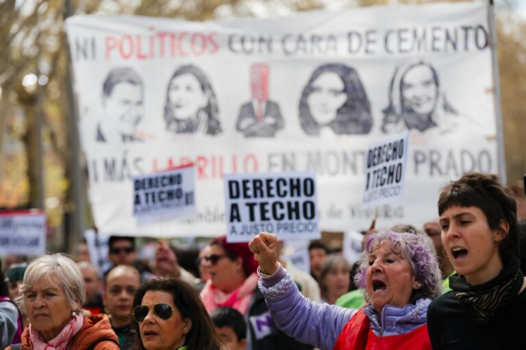 Varias personas durante una manifestación por la vivienda (Foto: Mateo Lanzuela - Europa Press)