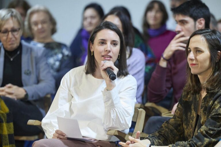 La secretaria política de Podemos y eurodiputada, Irene Montero, y la secretaria general de Podemos y diputada, Ione Belarra (Foto: Jesús Hellín - Europa Press)