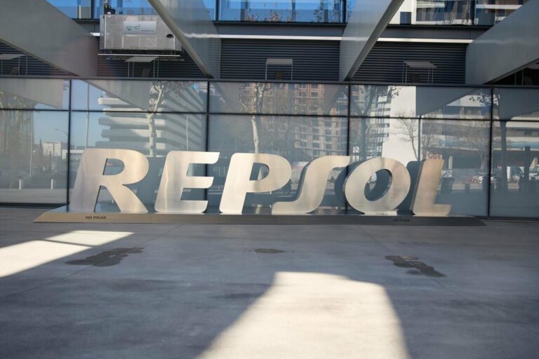 Fachada de la sede de Repsol (Foto: Jesús Hellín - Europa Press)
