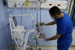 Un médico palestino en el hospital Bautista Al Ahli de la ciudad de Gaza (Foto: Europa Press/Contacto/Mamoun Wazwaz)