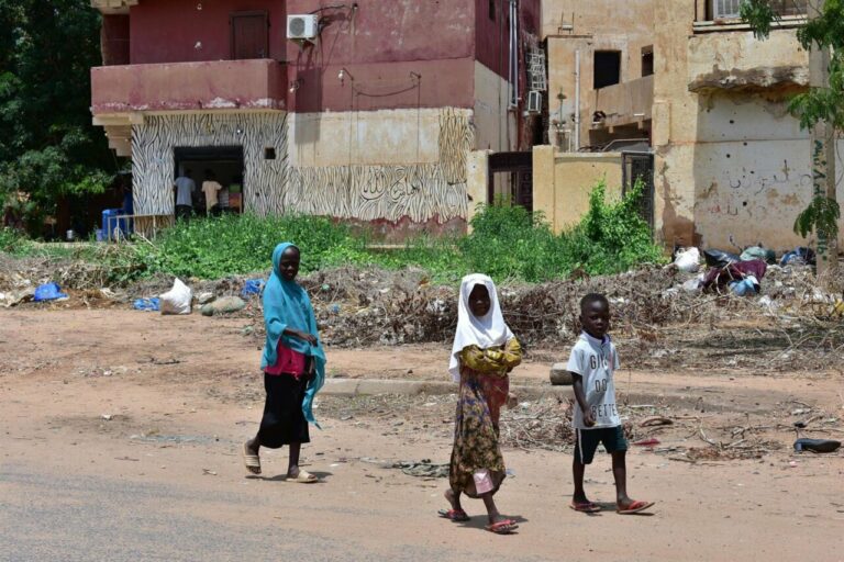 Fotografía de archivo de niños sudaneses en una calle de Omdurmán, adyacente a la capital de Sudán, Jartum, en medio de la guerra entre el Ejército y las paramilitares Fuerzas de Apoyo Rápido (RSF) (Foto: Mudathir Hameed/dpa)
