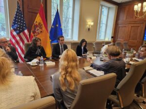 El ministro de Economía, Comercio y Empresa, Carlos Cuerpo, mantiene una reunión con empresarios estadunidenses, en la Cámara de Comercio de Estados Unidos, en Washington (Foto: Ministerio de Economía)