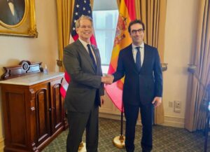 El ministro de Economía, Comercio y Empresa, Carlos Cuerpo (d), durante su reunión con el secretario del Tesoro de Estados Unidos, Scott Bessent (i), a 15 de abril de 2025, en Washington (Estados Unidos). - Ministerio de Economía