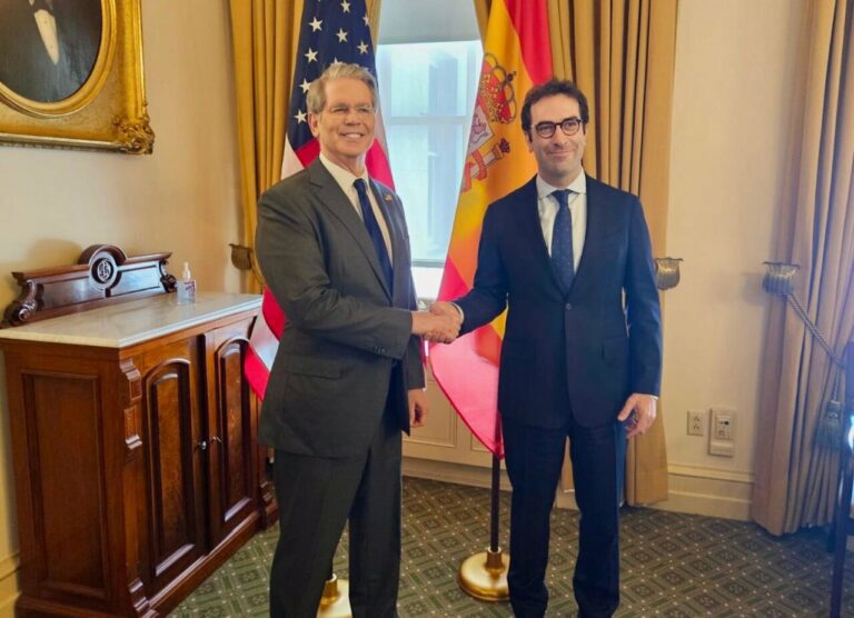 El ministro de Economía, Comercio y Empresa, Carlos Cuerpo (d), durante su reunión con el secretario del Tesoro de Estados Unidos, Scott Bessent (i), a 15 de abril de 2025, en Washington (Estados Unidos). - Ministerio de Economía