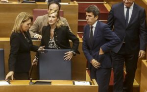 La vicepresidenta y consellera de Servicios Sociales, Igualdad y Vivienda, Susana Camarero, la exconsellera de Justicia e Interior, Salomé Pradas, y el presidente de la Generalitat, Carlos Mazón (Foto: Rober Solsona - Europa Press)