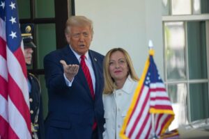El presidente de Estados Unidos, Donald Trump, y la primera ministra italiana, Giorgia Meloni (Foto: Europa Press/Contacto/Andrew Leyden)