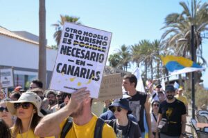 Varias personas durante una manifestación contra el modelo turístico y de desarrollo de las Canarias (Foto: Estefanía Briganty - Europa Press)