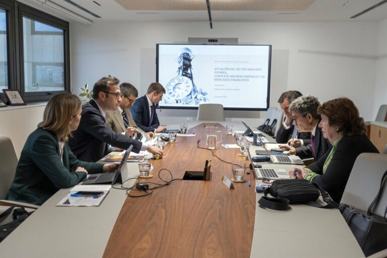 El Ministro de Economía, Comercio y Empresa, Carlos Cuerpo preside la reunión extraordinaria de la autoridad macroprudencial AMCESFI con: El Gobernador del Banco de España, D. José Luis Escrivá Belmonte, el Presidente de la CNMV, D. Carlos San Basilio (Foto: Mario Gómez)