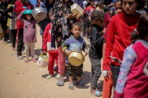 Niños palestinos esperan recibir alimentos gratuitos de un centro de distribución de alimentos en la ciudad de Gaza (Foto: Europa Press/Contacto/Rizek Abdeljawad)