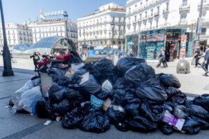 Aglutinación de basura en el centro de la ciudad - Ricardo Rubio - Europa Press