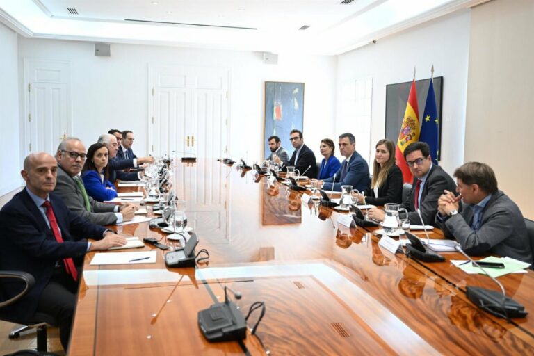 Reunión del presidente del Gobierno, Pedro Sánchez con las principales compañías eléctricas tras el apagón que afectó a toda la Península Ibérica (Foto: Moncloa)
