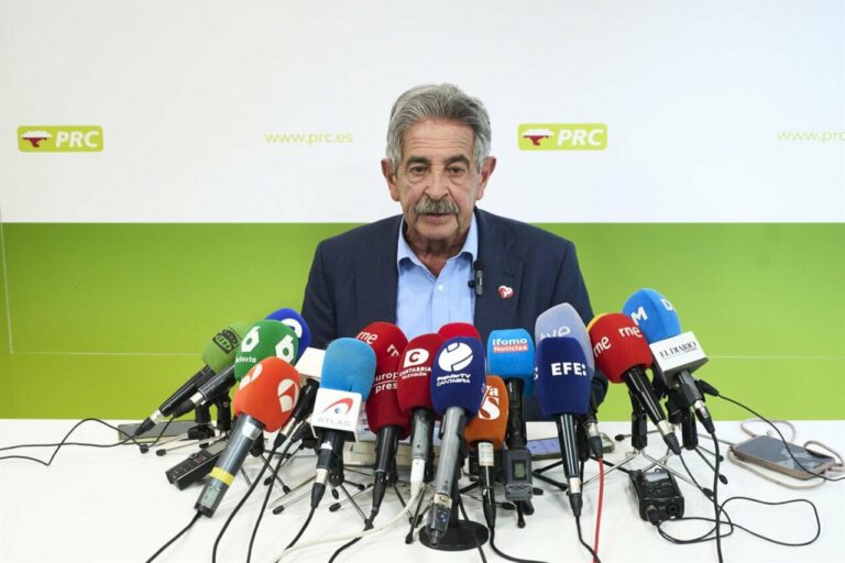 El secretario general del PRC y expresidente de Cantabria, Miguel Ángel Revilla, durante una rueda de prensa. (Foto: César Ortiz - Europa Press)