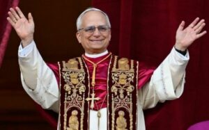 El nuevo Papa León XIV saludando a los fieles | Foto de Vatican News