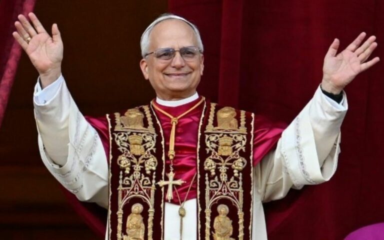 El nuevo Papa León XIV saludando a los fieles | Foto de Vatican News