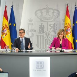 Félix Bolaños y Pilar Alegría en la rueda de prensa tras el Consejo de Ministros. (Foto: Pool Moncloa/Raúl Salgado)