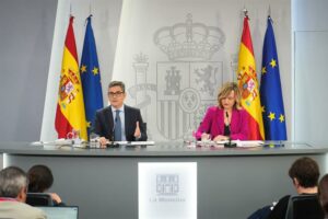 Félix Bolaños y Pilar Alegría en la rueda de prensa tras el Consejo de Ministros. (Foto: Pool Moncloa/Raúl Salgado)