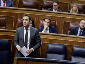 El ministro de Economía, Carlos Cuerpo, en una imagen en el hemiciclo. (Foto: Congreso)