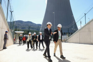 El presidente de la Generalitat Valenciana, Carlos Mazón, durante su visita a la central nuclear de Cofrentes. (Foto: GVA)