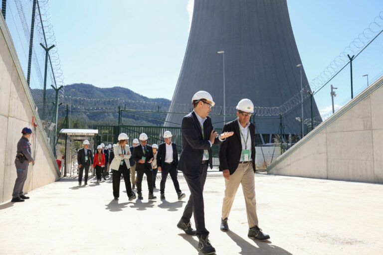 El presidente de la Generalitat Valenciana, Carlos Mazón, durante su visita a la central nuclear de Cofrentes. (Foto: GVA)