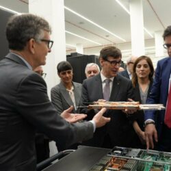 El ministro para la Transformación Digital y de la Función Pública, Óscar López, y el presidente de la Generalitat, Salvador Illa, en el acto de presentación del primer ordenador cuántico español con tecnología cuántica 100% europea del pasado febrero. (Foto: Ministerio para la Transformación Digital y de la Función Pública)