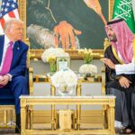 El príncipe heredero de Arabia Saudí, Mohamed bin Salmán, recibe en Riad al presidente de Estados Unidos, Donald Trump. (Foto: Saudi Press Agency/dpa/Europa Press)